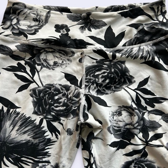 Lululemon Capri Leggings Size 8 – Black & White Floral Print🖤🤍🖤🤍 - Picture 8 of 8